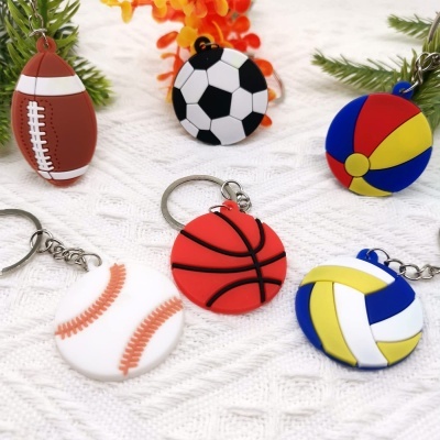 Chaveiros coloridos de bolas desportivas em tecido branco