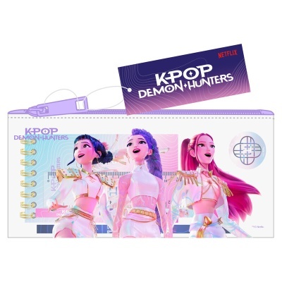 Estojo transparente com ilustração de personagens da série KPOP DEMON HUNTERS da Netflix