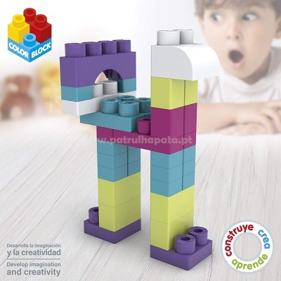 Blocos de construção coloridos empilhados em figuras com criança ao fundo