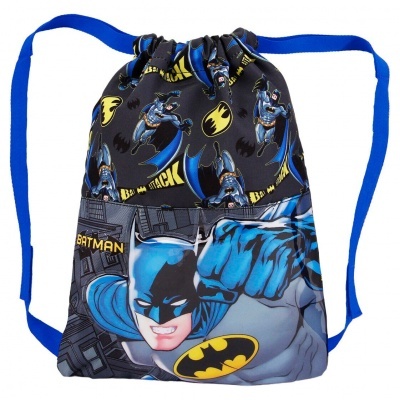 Mochila saco azul estampada com imagens do Batman em diferentes poses.