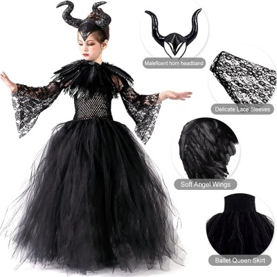 Criança vestida com fato preto com saia de tule, luvas de renda, asas e tiara de chifres