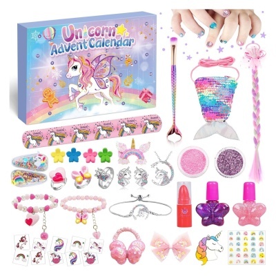 Caixa azul do calendário do advento com produtos de unicórnio coloridos espalhados em fundo branco.