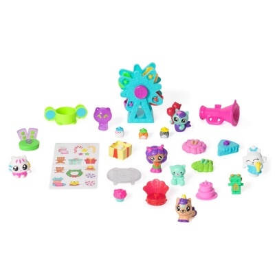 Conjunto de brinquedos pequenos coloridos com vários acessórios e animais em plástico