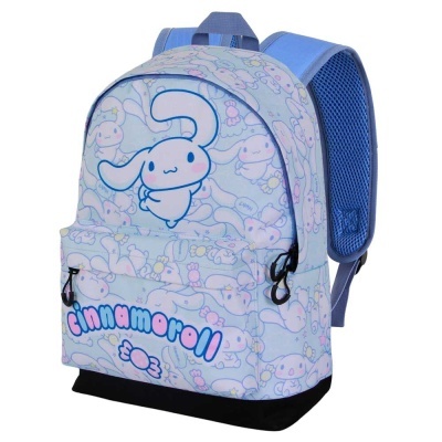 Mochila azul clara com desenhos do personagem Cinnamoroll e texto colorido