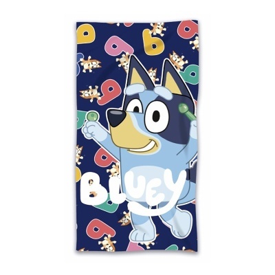 Toalha de praia azul com personagem cachorro animado e letras coloridas no fundo