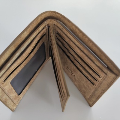 Carteira masculina castanha em couro com vários cartões