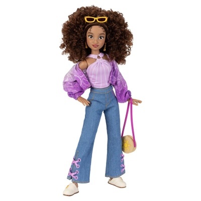 Boneca com blusa lilás, casaco roxo e calças de ganga azuis com laços rosa