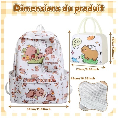 Mochila, bolsinha e bolsa térmica com padrão de capivaras e texto em fundo branco.