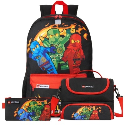 Mochila, estojo e lancheira Lego Ninjago com personagens de cores azul, verde, vermelho e detalhes em vermelho.