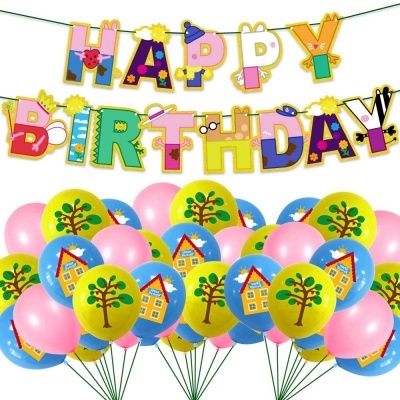 Decoração de festa com balões coloridos e faixa 'HAPPY BIRTHDAY'