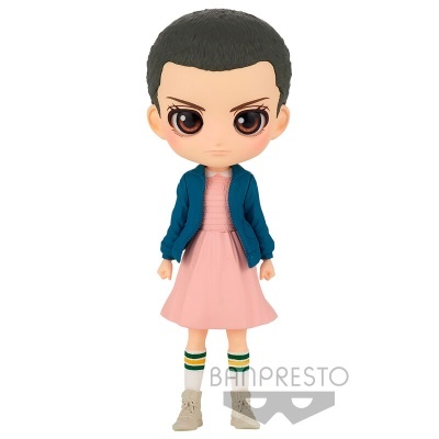 Figura colecionável Banpresto com vestido cor-de-rosa e casaco azul