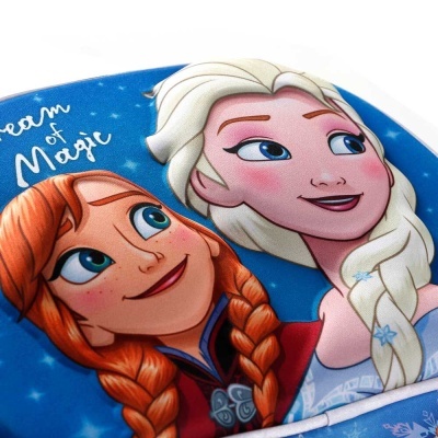 Almofada azul com personagens Anna e Elsa de Frozen e texto 'Dream of Magic'