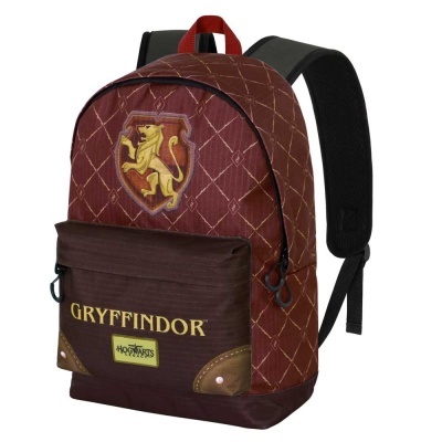 Mochila castanha e vermelha com símbolo de leão e texto Gryffindor e Hogwarts Legacy na bolsa frontal