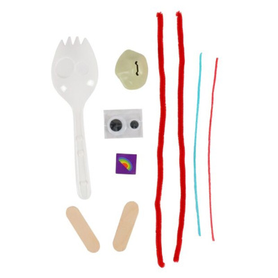 Materiais para artesanato incluindo colher plástica branca, sino, olhos móveis, adesivo, pauzinhos de madeira e fios de limpeza coloridos.