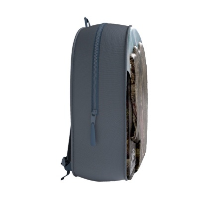 Mochila cinzenta com fecho e impressão frontal