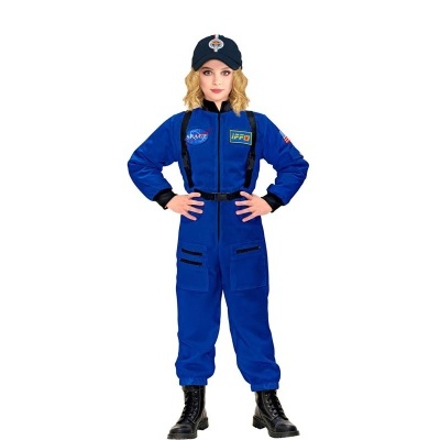 Criança com macacão azul de estilo espacial e boné