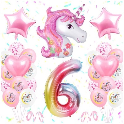 Balões para festa com tema unicórnio, incluindo número 6 e formas de estrela e coração rosa.
