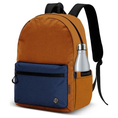 Mochila castanha com bolso azul e garrafa prateada