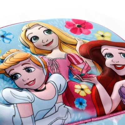 Têxtil com ilustração das princesas Disney Cinderela, Rapunzel e Ariel em fundo azul com flores