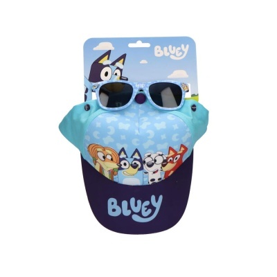 Boné e óculos de sol azul com personagens do desenho Bluey e cartão de embalagem azul com nuvens