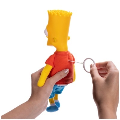 Boneco Bart Simpson com roupa vermelha e calções azuis, de costas, sendo dado corda numa chave