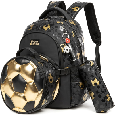 Mochila preta e cinzenta com padrão de bolas de futebol douradas e acessórios correspondentes