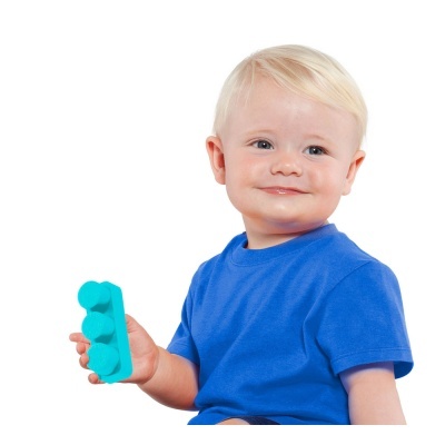 Criança loira com camiseta azul segurando brinquedo azul claro em fundo branco