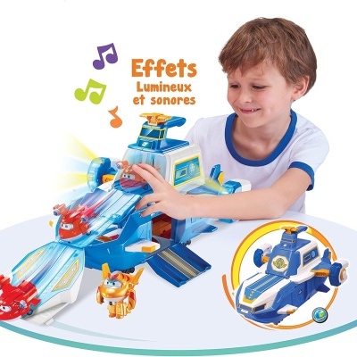 Menino a brincar com pista e carrinhos de brinquedo coloridos com luzes e som