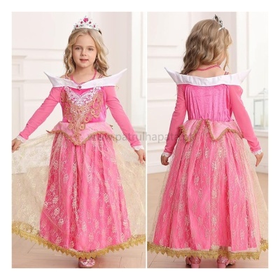 Vestido infantil rosa de princesa com detalhes dourados em menina loira com tiara
