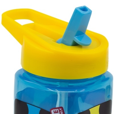 Garrafa azul com tampa amarela e bico de plástico azul para beber.