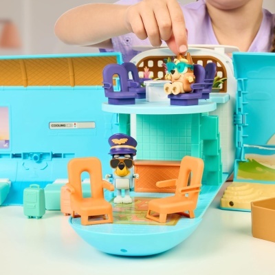 Brinquedo avião azul com cadeiras e figuras de animais