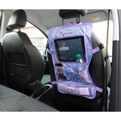 Organizador lilás com bolsos transparentes fixado no encosto do banco do carro, com tablet e garrafa no interior