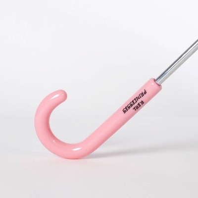 Gancho em forma de J rosa com texto 'RIKI PRINCESS' e haste metálica prateada