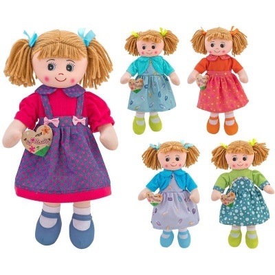 Cinco bonecas de pano coloridas com vestidos e cabelos loiros em tranças