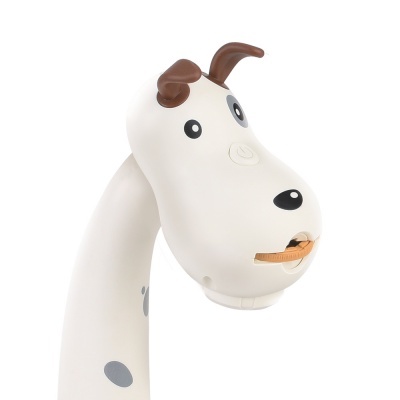 Brinquedo infantil em forma de animal branco com manchas e orelhas castanhas