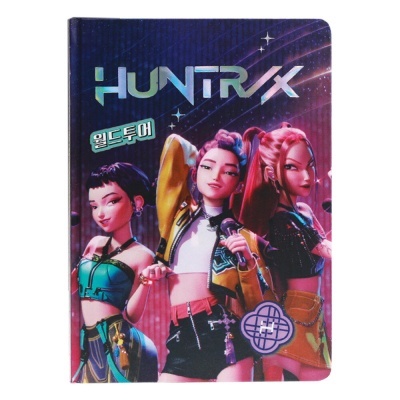 Caderno com capa ilustrada com três personagens femininas e texto HUNTR X