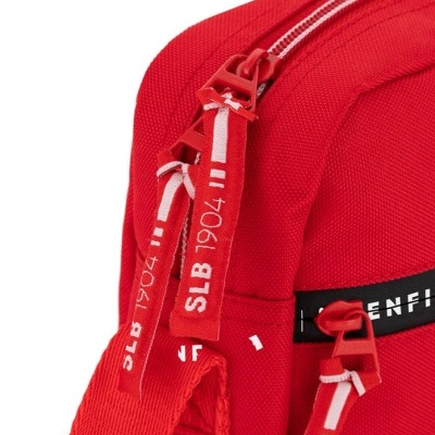 Mochila vermelha com fechos de correr e fitas com texto SLB 1904