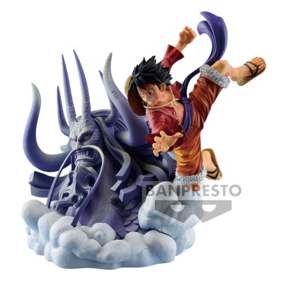 Figura de ação em PVC de personagens de anime com criatura roxa e personagem humano em pose dinâmica