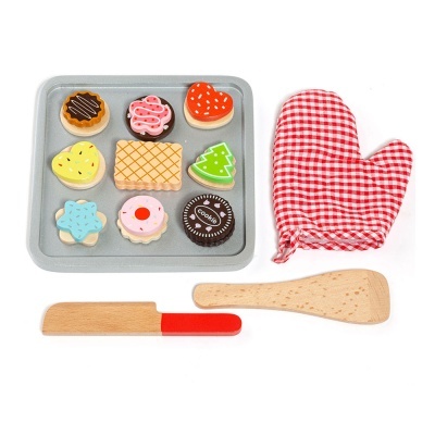 Conjunto de brinquedos de cozinha infantil com bolachas de madeira coloridas, luva de cozinha às quadrículas vermelha e branca, colher de pau e espátula com cabo vermelho.