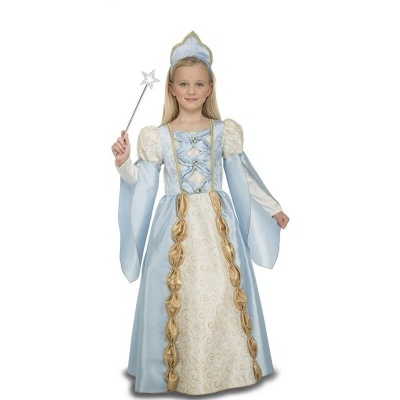 Criança vestida com vestido de princesa azul claro e creme com diadema e varinha
