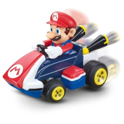 Miniatura do Mario em carrinho de corrida colorido em fundo branco