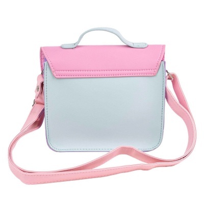 Bolsa pequena azul claro com tampa rosa e alça rosa