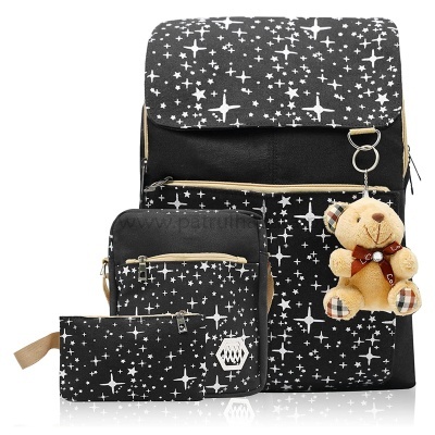 Conjunto de mochila preta com padrão de estrelas e ursinho pendurado