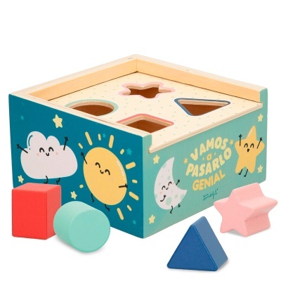 Brinquedo de madeira com formas geométricas coloridas e caixa decorada com desenho de sol, nuvem, lua e estrela