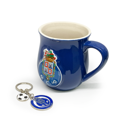 Caneca azul com brasão do FCP e porta-chaves com símbolo e bola de futebol