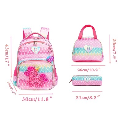 Mochila, bolsa e estojo coloridos com padrão de losangos e aplique de cavalo