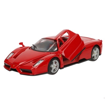Miniatura de carro desportivo Ferrari vermelho com portas abertas.