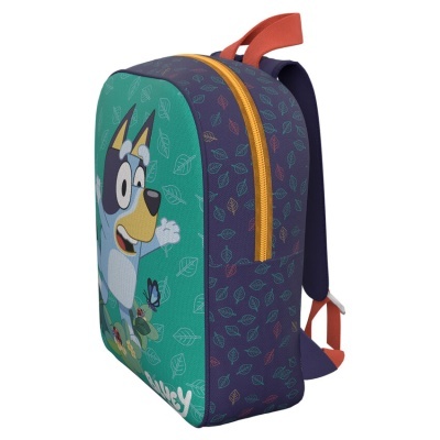 Mochila infantil azul com estampa do personagem Bluey e padrão de folhas coloridas