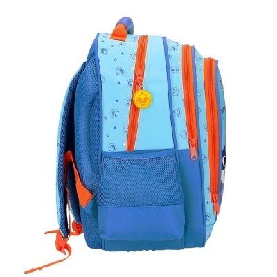 Mochila azul clara com padrões e fechos laranja vista de lado