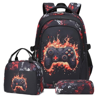Mochila, bolsa de mão e estojo pretos com padrão vermelho e branco e comando de videojogos em chamas